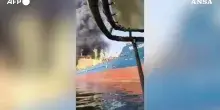 Petroliera colpita al largo delle coste dell&rsquo;Oman: quattro feriti ed equipaggio evacuato &ndash; Video
