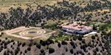 Zorro Ranch, la nuova vita della residenza di Epstein: da villa degli orrori a luogo di ritiro spirituale per cristiani. E ripartono le indagini
