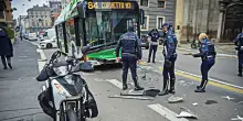 Autobus travolge una moto in centro a Milano: 4 feriti, nessuno grave