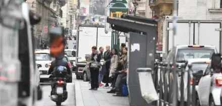 Allarme vicino a Palazzo Chigi per un trolley sospetto: strada chiusa per l&rsquo;intervento degli artificieri