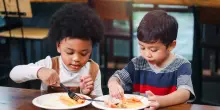 Bambini a cena da soli al ristorante per festeggiare il compleanno: l&rsquo;esperimento (riuscito) di due genitori a New York