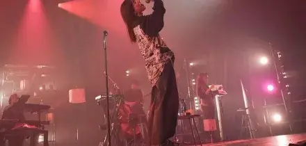 Angelina Mango riappare sul palco dopo un lungo silenzio, ma lo fa in punta di piedi: la scaletta e il video