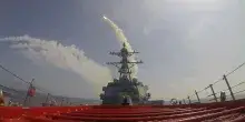 Iran, risale la tensione: gli Usa attaccano obiettivi iraniani. Teheran: &ldquo;Violato il cessate il fuoco&rdquo;. Trump: &ldquo;Era solo una carezza&rdquo;