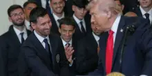 Messi ospite da Trump nel mezzo della guerra. Il discorso surreale: &ldquo;Stiamo demolendo l&rsquo;Iran, benvenuto alla Casa Bianca&rdquo;