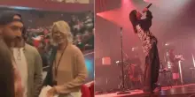 Maria De Filippi al concerto di Angelina Mango. La sorpresa per il ritorno dal vivo della cantante &ndash; VIDEO