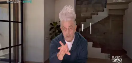 Crozza-Schettini e la scuola del futuro: &ldquo;Cari studenti, buttate gli smartphone. A meno che non seguiate me su YouTube&rdquo;