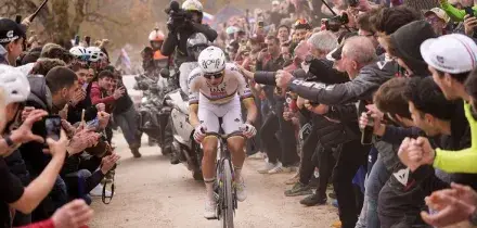 Pogacar, ricomincia lo spettacolo: terza vittoria alle Strade Bianche. Attenzione per&ograve;: ora ha un rivale vero, &egrave; il francesino Seixas
