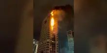 Droni iraniani colpiscono grattacielo a Kuwait City: il video della torre avvolta dalle fiamme