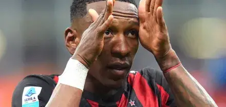 Estupinan regala il derby al Milan e prolunga il campionato. Ma che brutta la sfida di San Siro