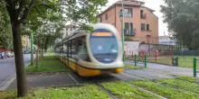 Nuovo incidente per un tram a Milano: la linea 15 esce dai binari