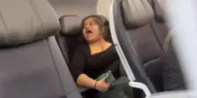 &ldquo;Mi state buttando fuori dall&rsquo;aereo perch&eacute; ho ascoltato un video senza auricolari al 50% del volume?&rdquo;: caos sull&rsquo;aereo, passeggera viene fatta scendere