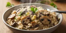 C&rsquo;&egrave; un sasso nel risotto ai funghi e si rompe i denti mangiandolo, 40enne fa causa ma il giudice le d&agrave; torto