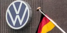 Volkswagen, utili dimezzati nel 2025. Tra dazi, ristrutturazioni e crisi Porsche