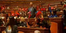 M5s sventola cappellini rossi stile Maga con la scritta &ldquo;No alla guerra&rdquo;: la protesta in Senato