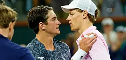 Fonseca lo sfida, Sinner torna letale: sofferenza e spettacolo a Indian Wells. Poi ammette: &ldquo;Ha un grandissimo talento&rdquo;