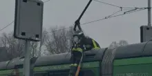 Principio di incendio su un tram a Milano: evacuati i passeggeri, nessun ferito