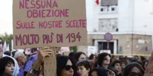 Legge 194, la relazione sui dati del 2023 consegnata con due anni di ritardo: invariato il tasso di aborti, crescono quelli farmacologici