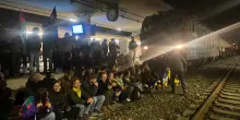 Pisa, manifestanti bloccano convoglio con mezzi militari: &ldquo;Non pagheremo il prezzo del riarmo&rdquo;. Treno costretto a tornare a Livorno