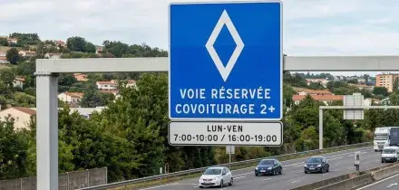 Quel rombo bianco sull&rsquo;asfalto che incuriosisce gli automobilisti. Ecco cosa significa