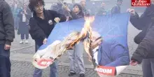 A fuoco Trump, Netanyahu e Meloni che tiene al guinzaglio Nordio: le immagini bruciate al corteo di Roma contro Referendum e guerra &ndash; Video