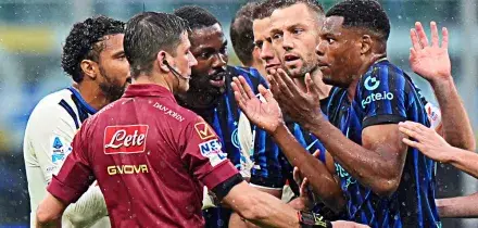L&rsquo;Inter frena contro l&rsquo;Atalanta tra le polemiche arbitrali: a San Siro finisce 1-1. Ma i nerazzurri si infuriano con Manganiello