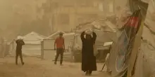 Fingiamo che l&rsquo;orrore di Gaza non esista per continuare a vivere. Ma chi commette genocidi questa indifferenza la sfrutta