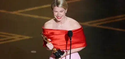 &ldquo;Dedico questo premio allo splendido caos che &egrave; il cuore di una madre&rdquo;, il trionfo di Jessie Buckley agli Oscar 2026