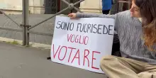 &ldquo;Votare &egrave; un mio diritto, ma posso esercitarlo solo se ho i soldi&rdquo;: la protesta di una studentessa fuori dal ministero della Giustizia