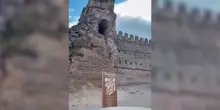 Crolla la torre del castello medievale di Escalona, il video dell&rsquo;incidente a due passi da turisti e residenti