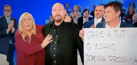 Mara Venier commossa a Domenica In fa un annuncio importante ma Teo Mammucari la interrompe. Lei: &ldquo;Tu sei un pirla, perch&eacute; non capisci i momenti&rdquo;