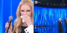 &ldquo;Ma si &egrave; visto?&rdquo;: Patty Pravo con nonchalance butta via un fazzoletto di carta sporco a terra durante &ldquo;Sanremo Top&rdquo;. Le immagini diventano virali &ndash; IL VIDEO