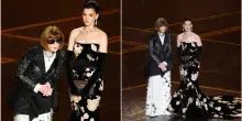 &ldquo;Grazie Emily&rdquo;: Anne Hathaway e Anna Wintour insieme sul palco degli Oscar 2026, il siparietto che cita &ldquo;Il Diavolo veste Prada&rdquo; &egrave; virale