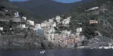 Turista 25enne scivola sugli scogli e muore sul colpo a Riomaggiore (La Spezia)
