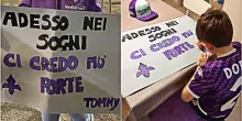 &ldquo;Non pu&ograve; entrare&rdquo;: uno steward a Cremona nega un cartellone a Tommy, piccolo tifoso della Fiorentina. Poi le scuse