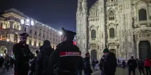 Ventenne aggredito davanti al Duomo di Milano, trauma cranico e lesioni per la vittima