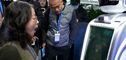 I robot diventano &ldquo;medici&rdquo;, controllano il polso e danno referti sanitari: ecco la nuova frontiera dell&rsquo;intelligenza artificiale &ndash; Video