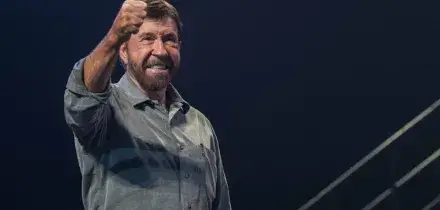 Chuck Norris morto, il riscatto con il cinema e le arti marziali: &ldquo;Ho passato un&rsquo;infanzia infelice, ero timido e in balia dei bulli della scuola&rdquo;