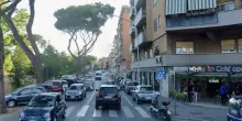 Donna minacciata con un&rsquo;accetta a Roma: l&rsquo;aggressore prova a salire sulla sua auto, due passanti lo mettono in fuga