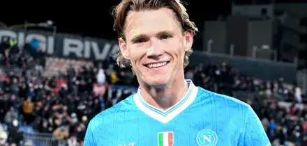 Con un rimpallo il Napoli passa a Cagliari. Ora Conte punta l&rsquo;Inter: &ldquo;Guardiamo a chi c&rsquo;&egrave; davanti&rdquo;