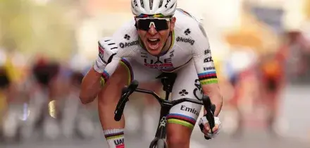 Pogacar, la Milano-Sanremo &egrave; finalmente tua: una corsa epica, dalla caduta alla volata contro Pidcock