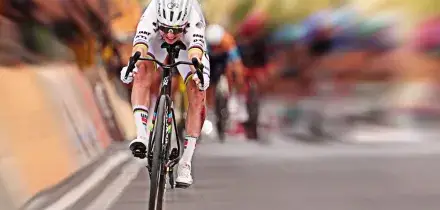 La caduta di Pogacar &egrave; il senso della Milano-Sanremo: per vincere la corsa pi&ugrave; imprevedibile serviva l&rsquo;impresa pi&ugrave; folle