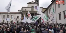 Funerali di Bossi, la base leghista si raduna a Pontida per omaggiare &ldquo;il Senatur&rdquo;: &ldquo;Noi padani veri, i traditori sono al ministero&rdquo;. Il videoracconto