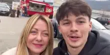 &ldquo;Io per&ograve; voto no al referendum&rdquo;, 18enne avvicina Giorgia Meloni per un selfie. La premier: &ldquo;Come voti no? &Egrave; la democrazia&rdquo;