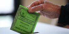 Malore dopo aver votato al seggio per il referendum: 87enne muore a Cascina (Pisa)