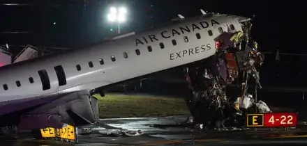 Collisione in pista all&rsquo;aeroporto LaGuardia di New York. Aereo contro un mezzo di servizio: due morti e due feriti