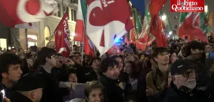 Referendum, il fronte (unito) del No festeggia in piazza a Roma: slogan contro Meloni e cori a difesa della Costituzione