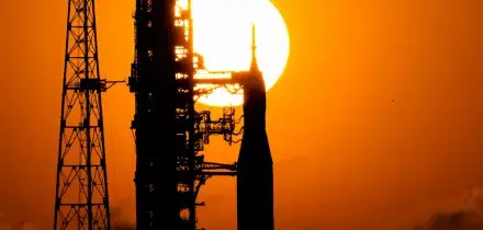 Artemis II sulla rampa di lancio, intanto la Nasa cambia strategia: stop al progetto Gateway e presenza umana sulla Luna