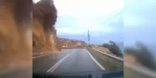 Frana travolge un&rsquo;auto: la dashcam della vettura riprende il momento del crollo. Le impressionanti immagini