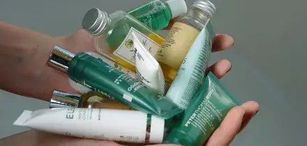 Addio ai mini-shampoo in hotel e alle bustine di ketchup: l&rsquo;Unione Europea vieta le confezioni di plastica monouso, ecco quando scatta il divieto