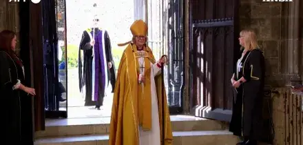 Una donna per la prima volta leader della Chiesa d&rsquo;Inghilterra: Sarah Mullally si insedia come arcivescova di Canterbury &ndash; Video